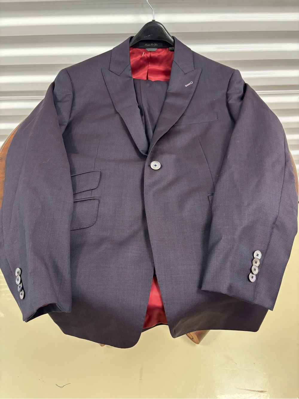 Men's Single-Breasted Dark Charcoal Suit Jacket with Red Lining